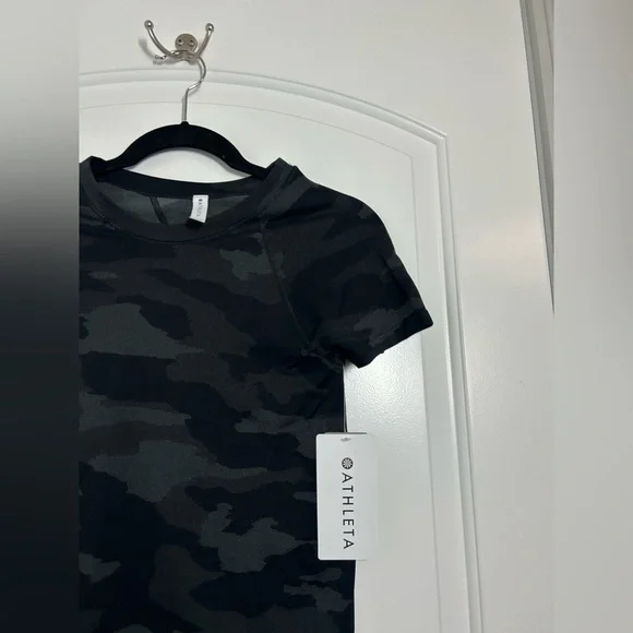 Athleta Momentum Camo Black Seamless T Shirt size small atheisure athletic NWT - Picture 12 of 13